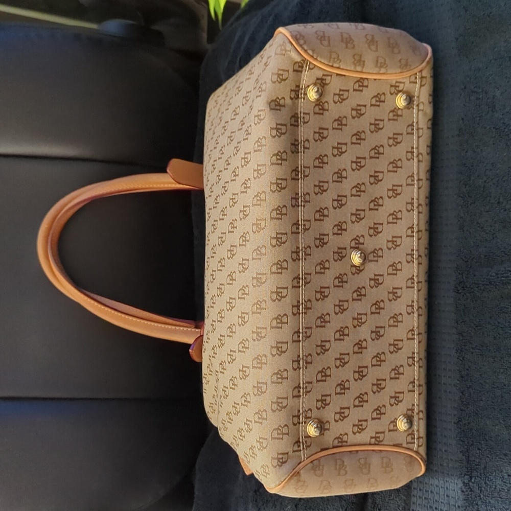 Dooney & Bourke Carry All View 3